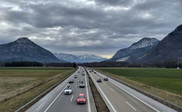 Blick auf die Inntal Autobahn A93 von Brannenburg in Richtung Kufstein bei normalem Verkehr