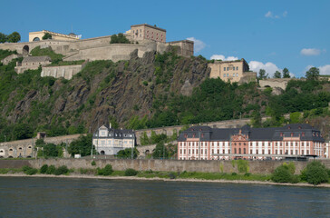 Fototapeta na wymiar Koblenz-Ehrenbreitstein mit Festung und Gebäude von Balthasar Neumann