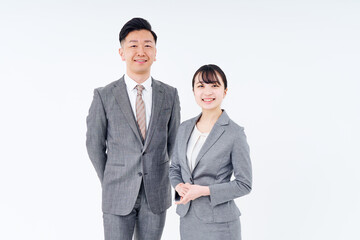 スーツ姿の男女