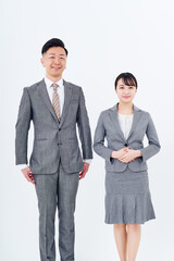 スーツ姿の男女