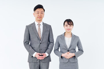 スーツ姿の男女