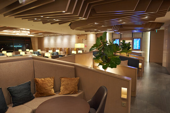 SINGAPORE - CIRCA NOVEMBER, 2015: Interior Shot Of Plaza Premium Lounge In Singapore Changi Airport. Plaza Premium Lounge Is A Global Service Brand Headquartered In Hong Kong.