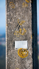 Señal de peligro electricidad tallada en poste de hormigón