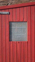 Puerta de tablones de madera pintada de rojo