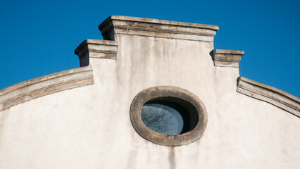 Naves industriales antiguas blancas y grises