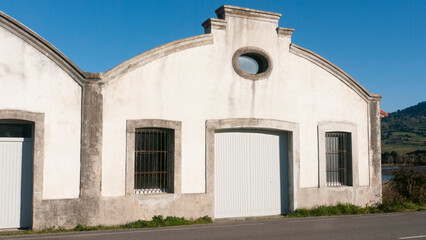 Naves industriales antiguas blancas y grises