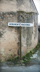 Cartel de "monumento nacional" en pueblo de Asturias