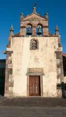 Fachada de iglesia medieval rural de Asturias