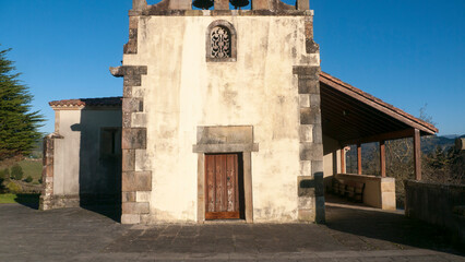 Fototapeta na wymiar Fachada de iglesia medieval rural de Asturias