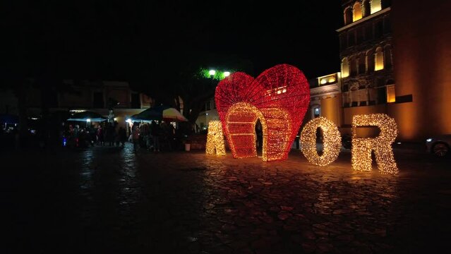 Letras iluminadas con focos peque&ntilde;os de color amarillo con rojo formando la palabra amor en espa&ntilde;ol 