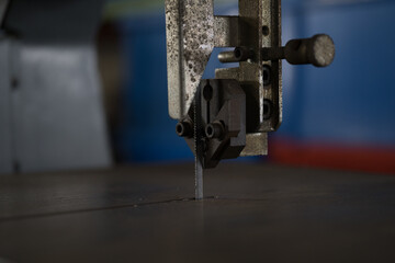 Cutting material with a metal saw