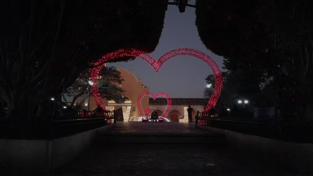 Decoraci&oacute;n de Coraz&oacute;n rojo en cetro urbano iluminado por la noche 