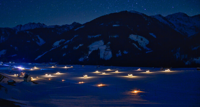 Obertilliach, Winter, Nacht, Heustadel, beleuchtet, Scheune, Schupfe, Lesachtal, Osttirol, Lienz, Schnee, D&auml;mmerung, Beleuchtung, Dachgiebel, Wiese, Futterwiese, Futterspeicher, Holzh&uuml;tte, Schnee, Win