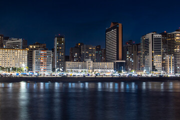 Obraz premium a beautiful night view, on the seafront of Fortaleza, Ceará, Brazil. Exclusive and authorial photography.