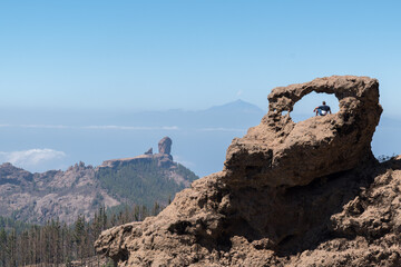 Chico disfrutando de unas preciosas vistas hacia el Roque Nublo y el volcán del Teide