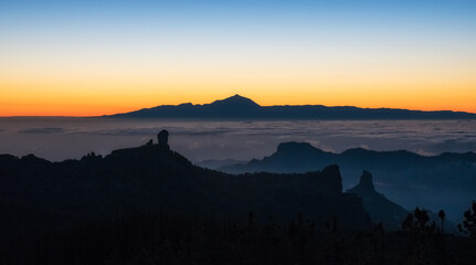 Atardecer con increíbles vistas hacia el Roque Nublo y el Teide desde Gran Canaria