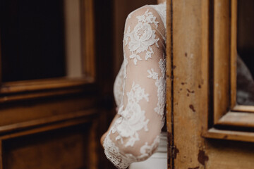 La mariée devant la porte en bois
