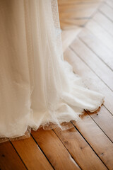 La traîne de la robe de mariée sur le parquet