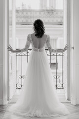 La mariée de dos appuyer à la fenêtre