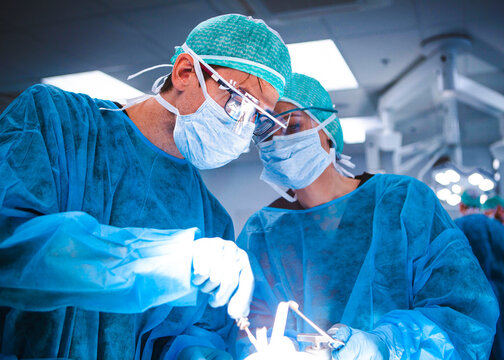 two surgeons with surgical masks in a surgical simulation lab 