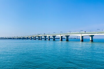中部国際空港の連絡橋を渡る名鉄電車