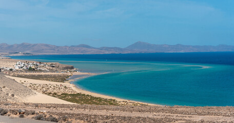 Vista panorámica de la playa de arena blanca y agua turquesa de Sotavento en un día soleado con cielo azul claro en el sur de Fuerteventura en las Islas Canarias. turismo y naturaleza