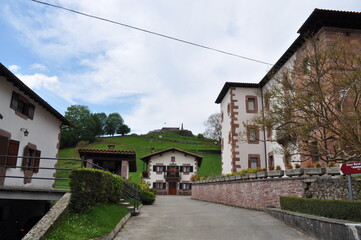 Calle en mitad de unpueblo con casas rústicas a los lados