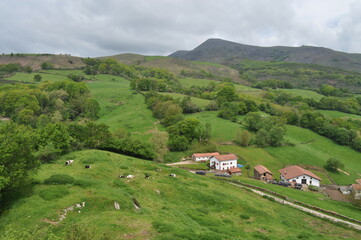 Fototapeta na wymiar Paisaje panorámico con vistas de un pueblo en mitad del campo desde lo alto de la montaña
