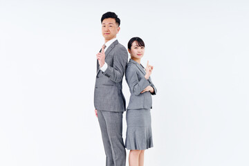 ポジティブなポーズをするスーツ姿の男女