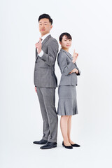 ポジティブなポーズをするスーツ姿の男女