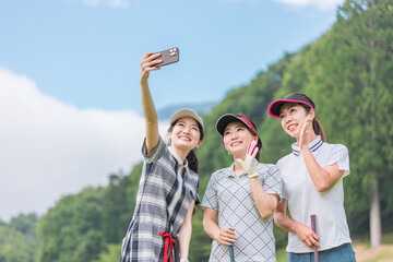 ゴルフ場でゴルフレッスンするゴルファーの女性
