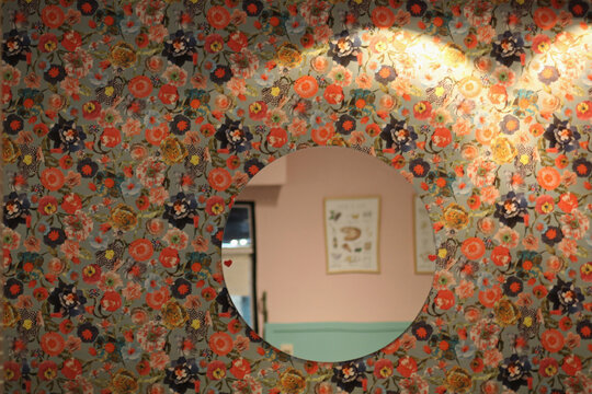 espelho em papel de parede floral