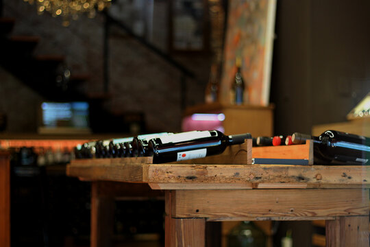 adega com garrafas de vinho tinto