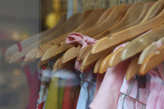 roupas em cabides