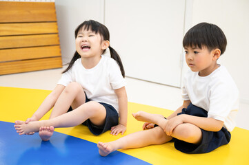 室内でストレッチや運動をする子供たち