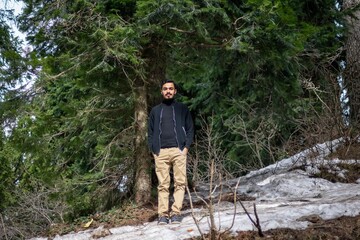 Obraz premium A young man standing on snow at mushkpuri hill Pakistan.
