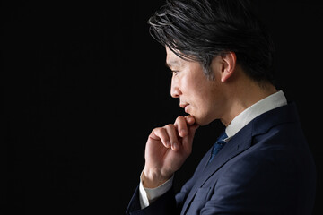 悩む男性