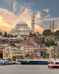 Obraz premium Istanbul city view at Eminonu overlooking the Golden Horn with ferries, ferry terminals, and Suleymaniye Mosque before sunset, Istanbul, Turkey