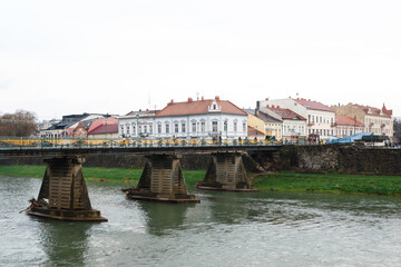 Obraz premium stone bridge across the river in the center of Uzhhorod