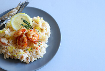 Risotto al limone fresco e gamberi. Vista dall'alto.