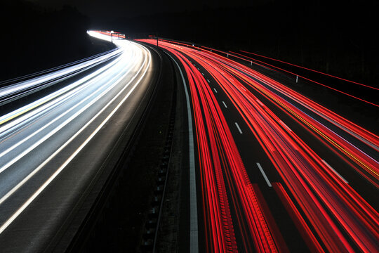 In der Nacht verläuft der Reiseverkehr und der Warentransport auf der Autobahn meistens ohne Stau. Bei einer Langzeitbelichtung ergibt sich durch die Scheinwerfer und Rückleuchten ein abstraktes Bild.