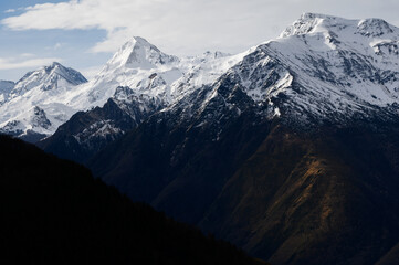 Vue sur les Pyrénées enneigées