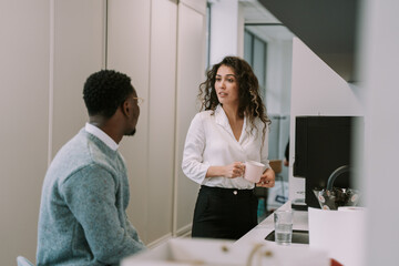 Obraz premium Two creative diverse people having a conversation