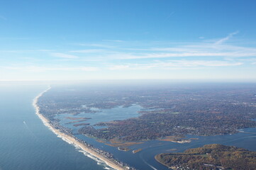 飛行機の窓から見た景色