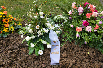 Schöne Kränze mit Schleifen auf einem Friedhof in Velbert