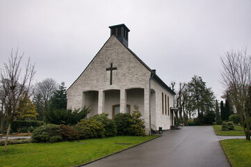 Kleine Kapelle auf einem Friedhof in Velbert