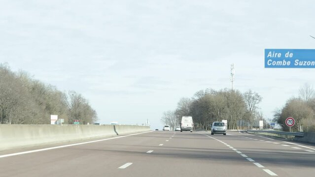 circulation sur l'autoroute  A31, pr&egrave;s de l'aire de repos de Combe Suzon, en France