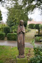 Betende Madonna  auf einem Friedhof in Velbert
