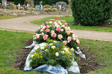 schöne Kränze auf einem Grabhügel auf einem Friedhof in Velbert