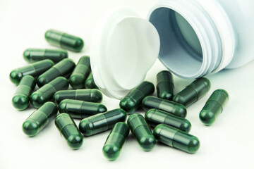 Spirulina Kapseln mit Verpackung Nahaufnahme © PhotoSG